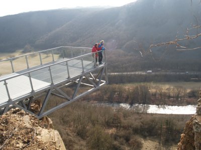 der-skywalk-ragt-ueber-eine-steinbruchkante-hinaus.jpg